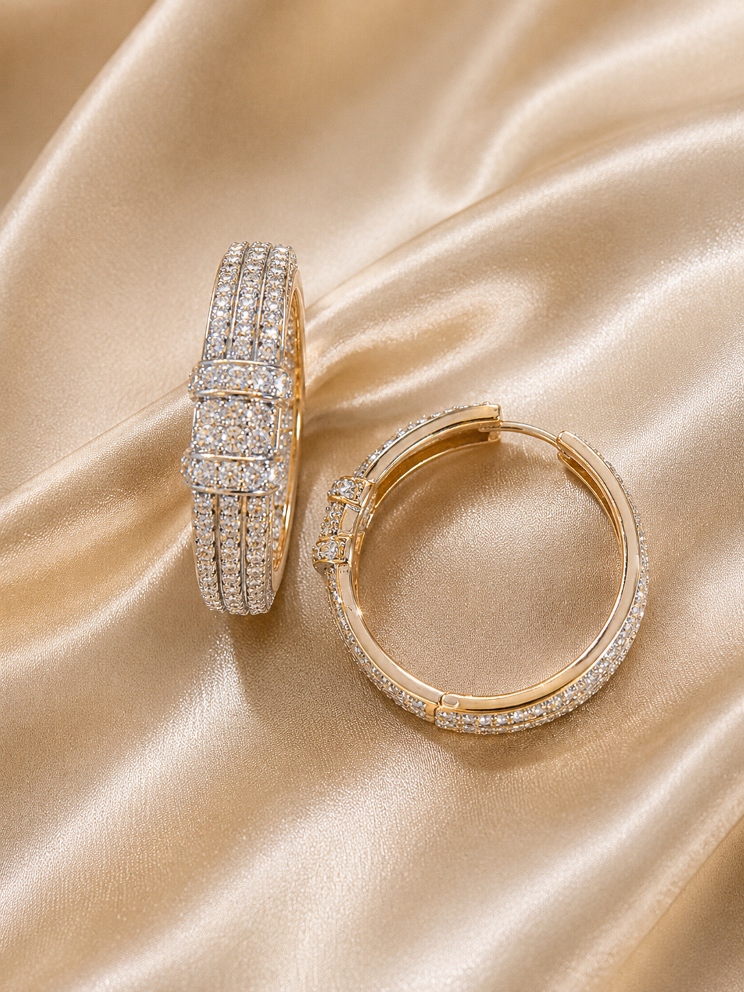 ✨ Créoles Dorées Pavées – Triple Rang ✨